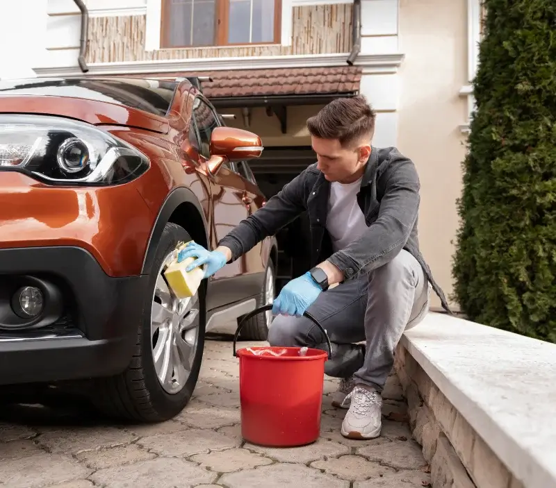 Lavage auto à domicile La Ricamarie : professionnel intervenant sur un véhicule
